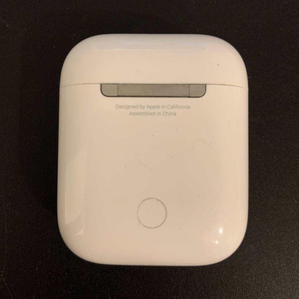AirPod charging case - Picture 2 of 4